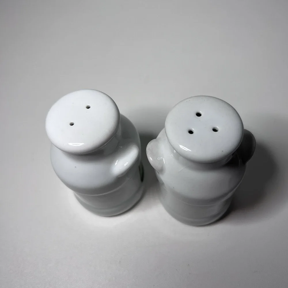 Milk Can Dairy Farm with Cows Salt‎ and Pepper Shaker Set Ceramic Vintage 1990s